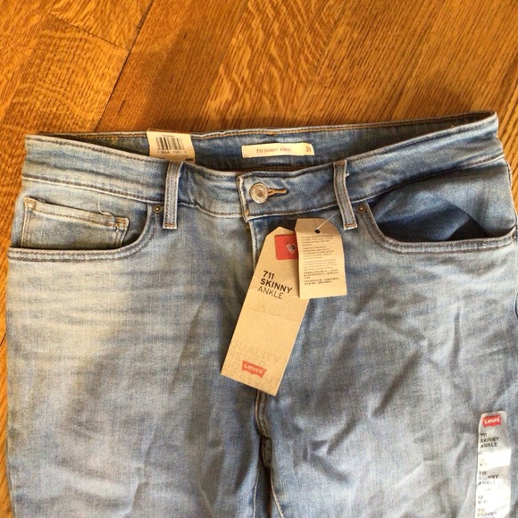 NWT Levi’s 711 Skinny Ankle Sculpt Soft Jeans - Picture 2 of 11